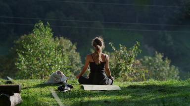 瑜伽女人享受夏天早....在户外快乐女孩瑜伽森林